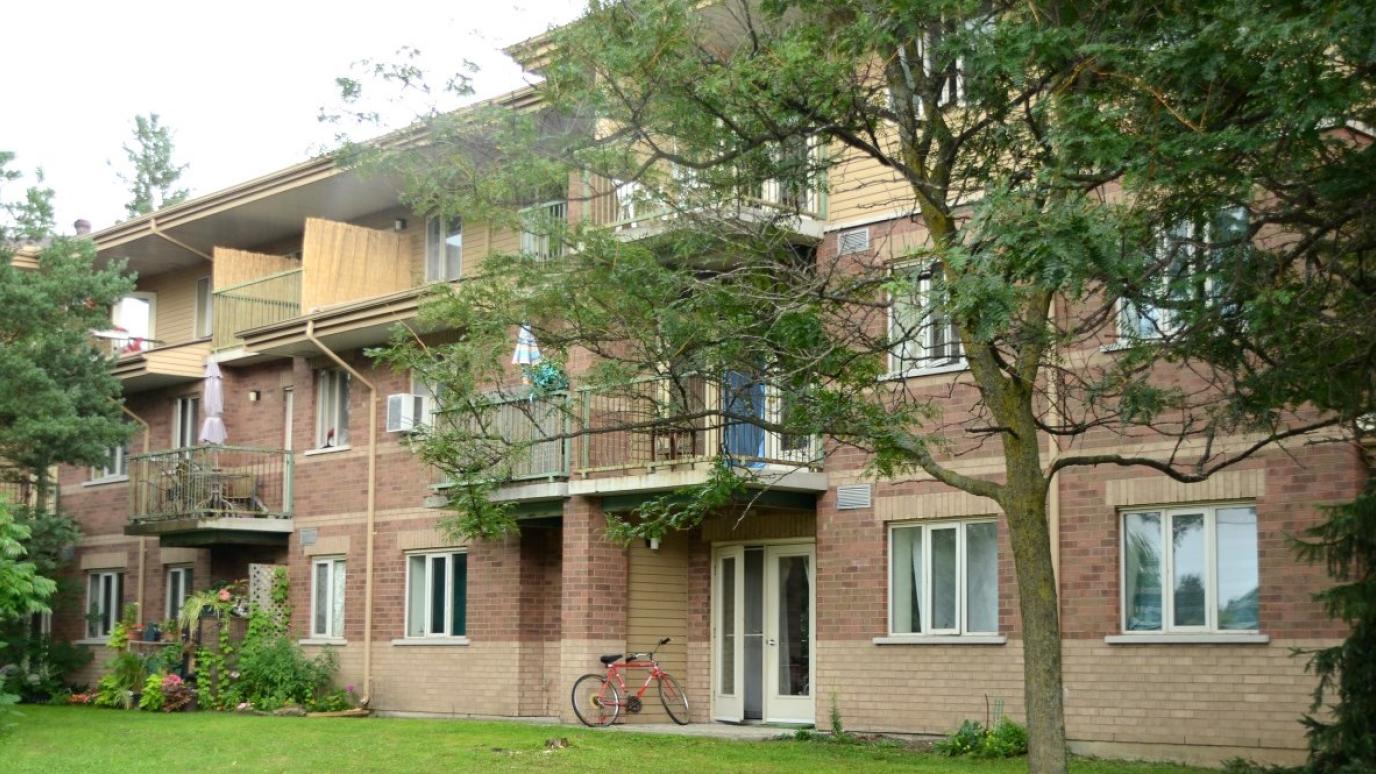 Exterior of 216 College Avenue, Guelph. It is a three-storey apartment building.