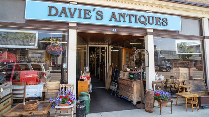 Store front to an antique shop with a sign reading "Davie's Antiques"